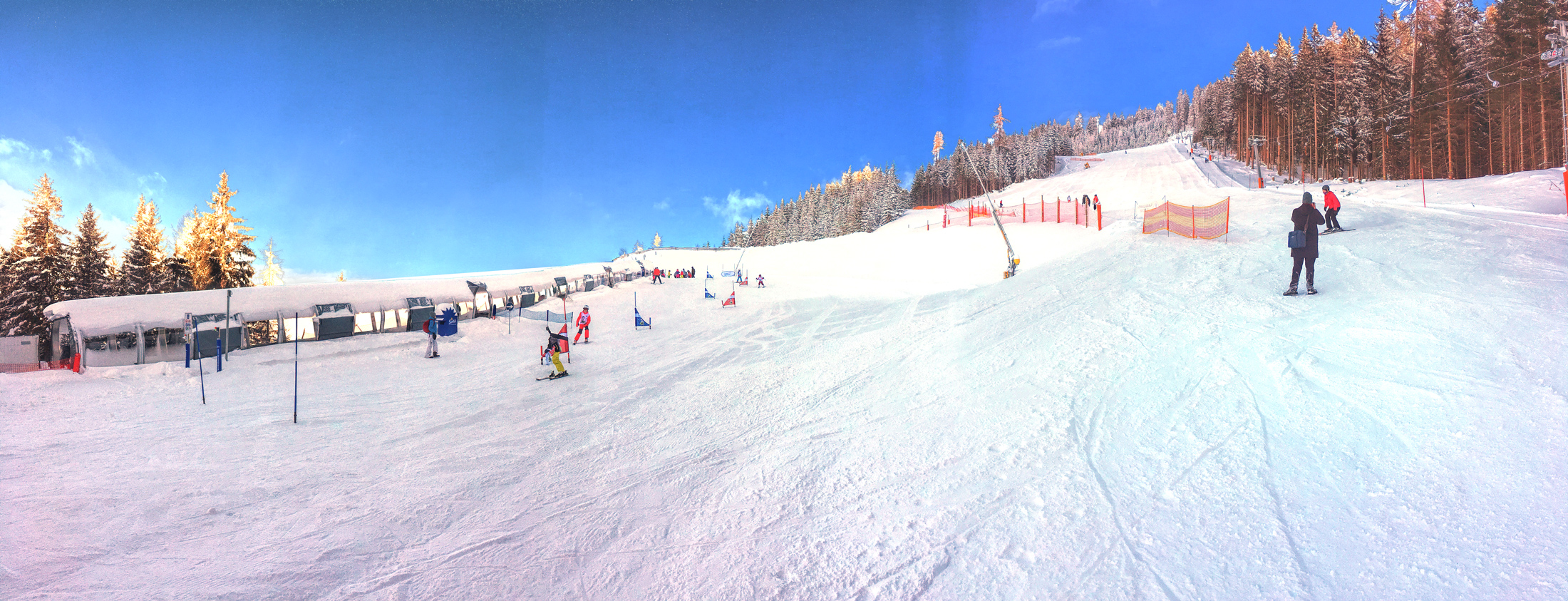 Panorama der Piste am Hochpillberg mit Übungsgelände und Schleppliften